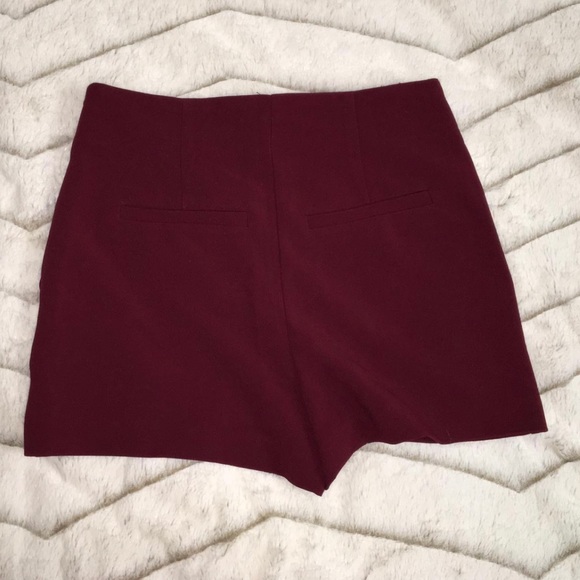 High-waisted Woven Shorts - Picture 3 of 4